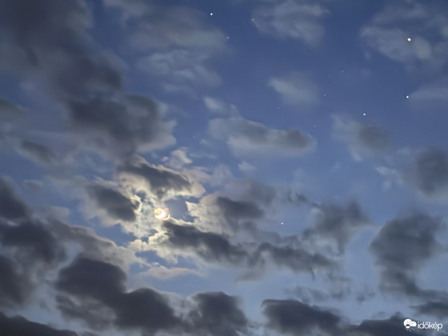 Hold sarló felhős virágszirom 