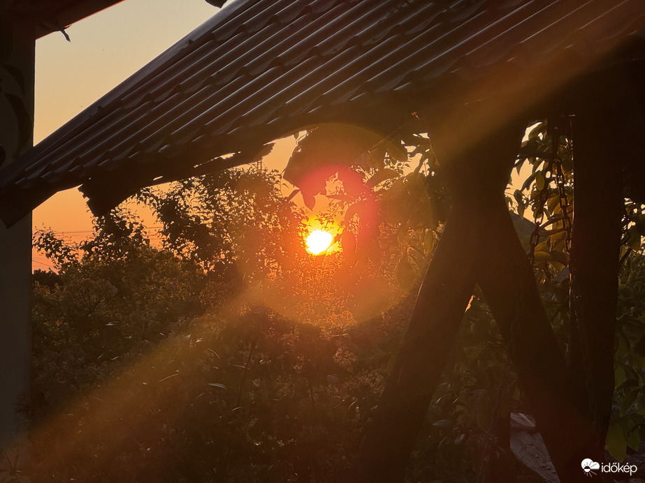 A hintaágynál kukucskáló Naplemente 