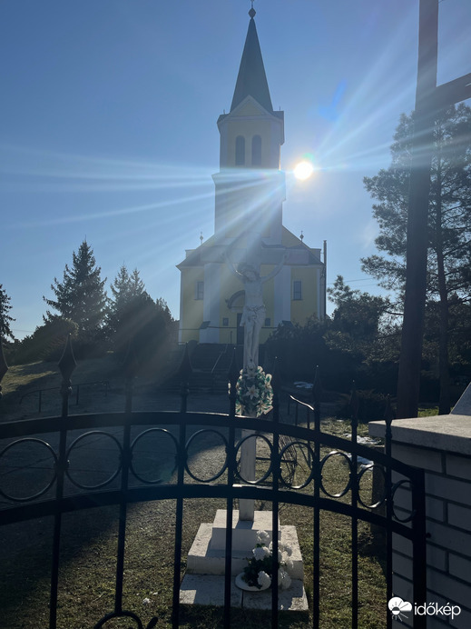 A templom mellett tündöklő Nap 