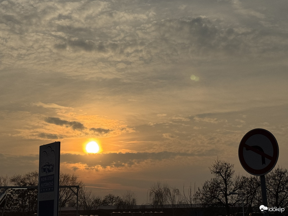 A nyíl is mutatja merre a nap