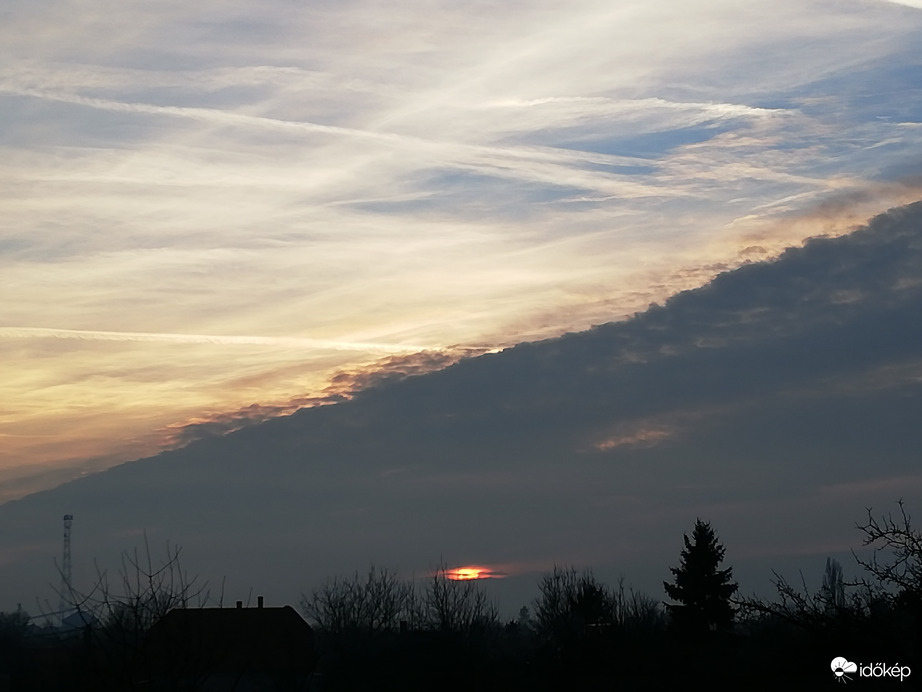 Polgárdi, ködös, felhős lemenés 
