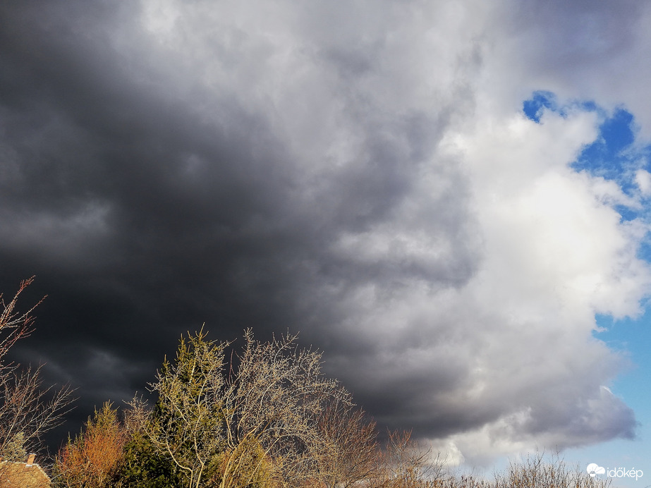 Polgárdi, délutáni hózápor előtt