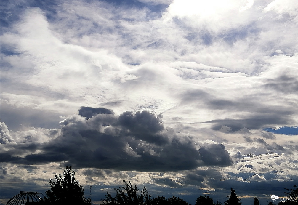 Jönnek - mennek, eső semmi 