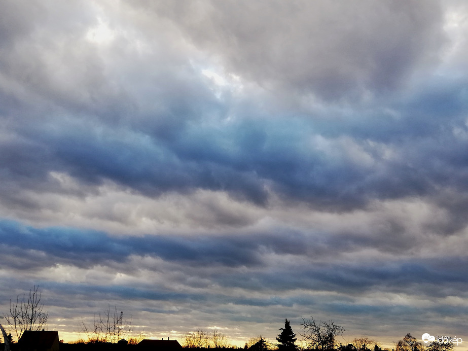 Polgárdi, délutánra befelhősödött