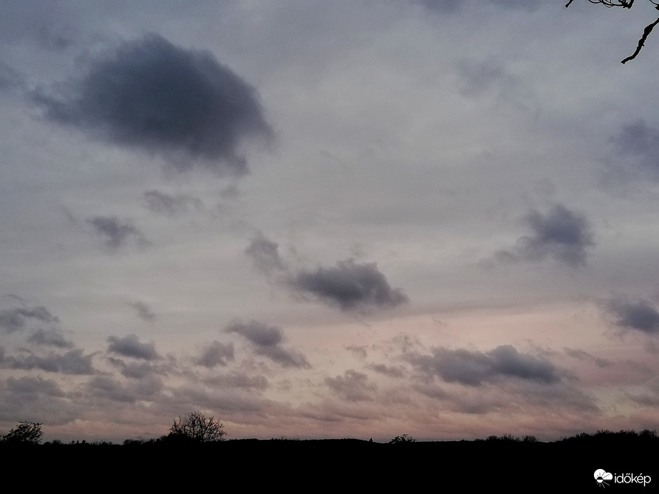 Polgárdi, szélszaggatta, rohanó felhők 