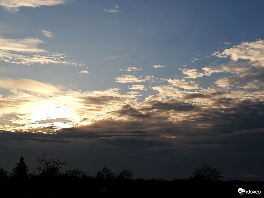 Látványosan jön a front felhőzete