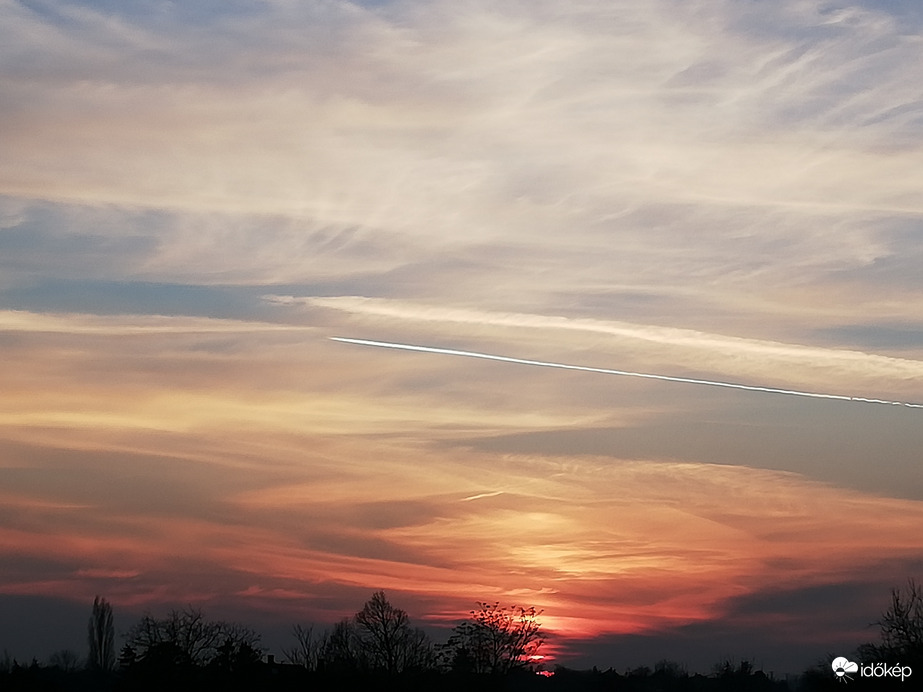 Párás, felhős lemenés 