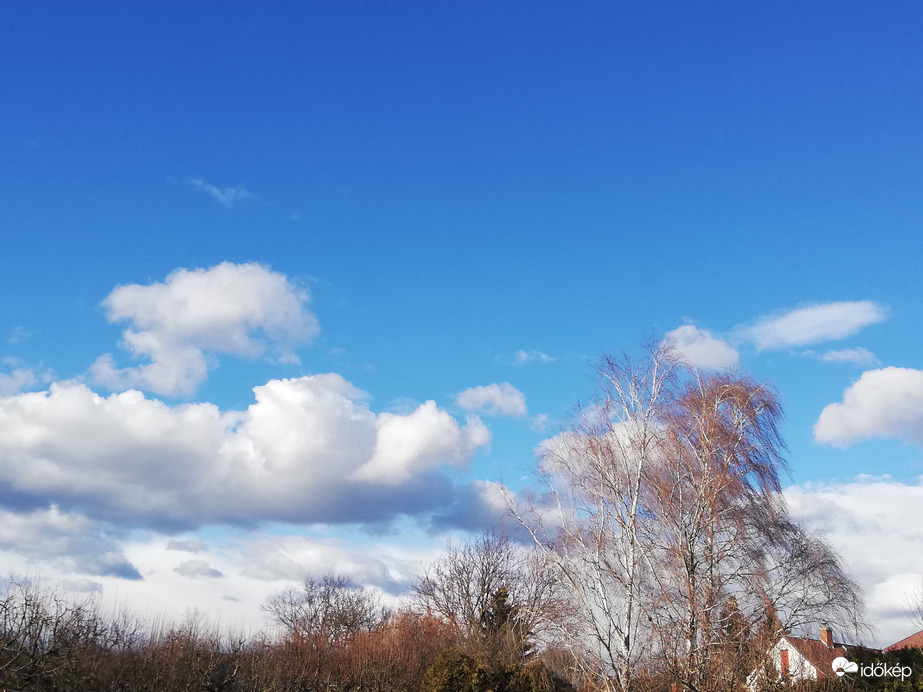 Erős szél tereli a felhőket