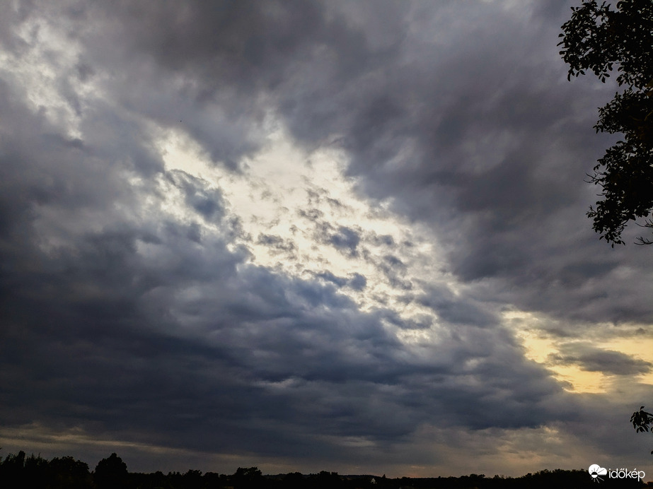 Polgárdi, jöttek és összezártak a felhők 