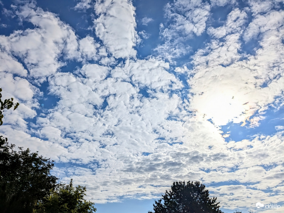 Polgárdi, gyengén felhős, 11 C,