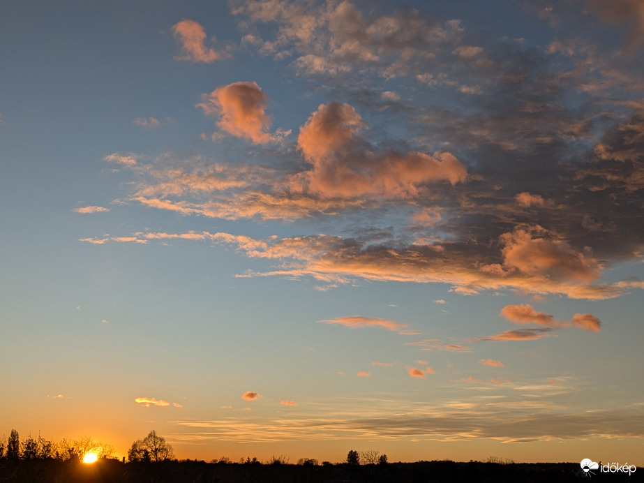 Polgárdi, ma alig előbújt, le is ment