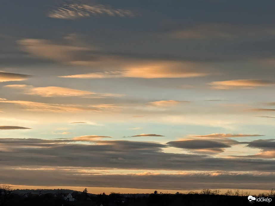 Polgárdi, szín és formavilág Naplementekor