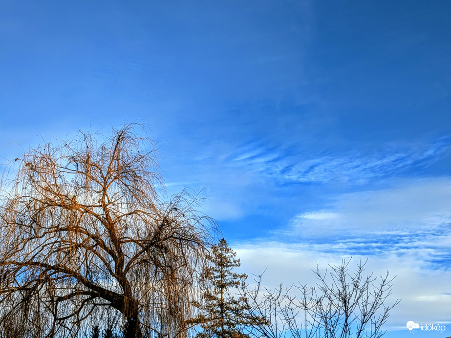 Polgárdi, élénk szél, kevés felhő, -4 C