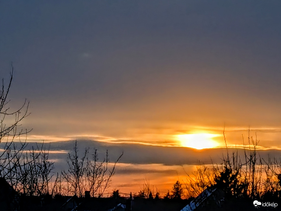 Polgárdi, Naplemente viharos szélben 