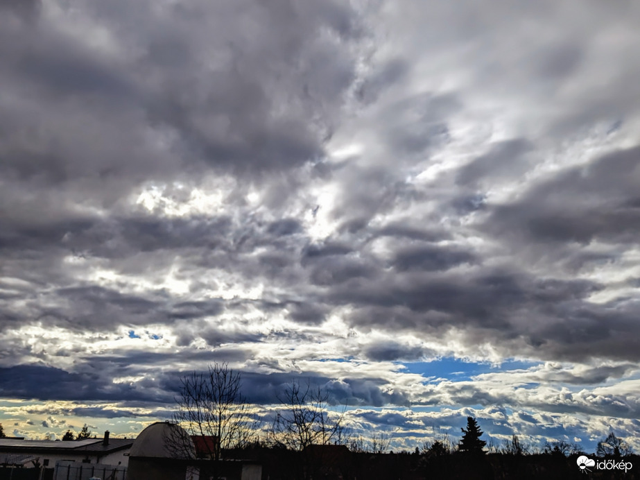 Polgárdi, napsütés, de látványos felhők Nyugaton