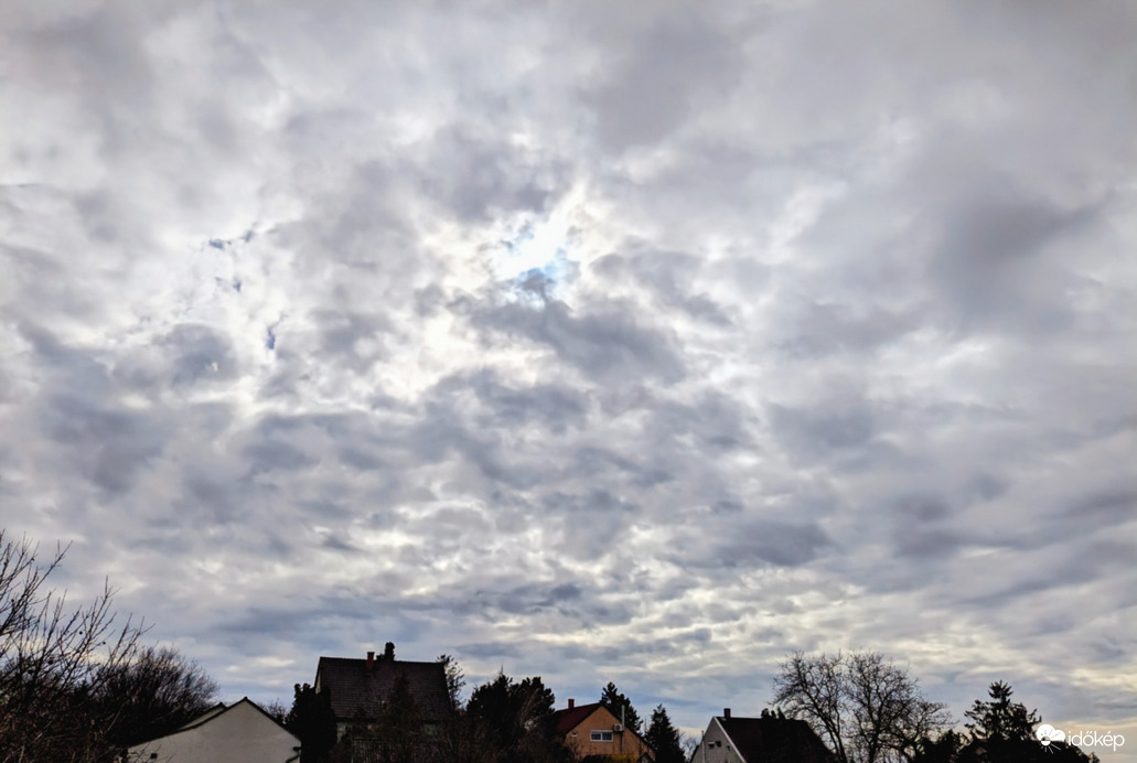 Polgárdi, erősen felhős, szellő, +6 C 