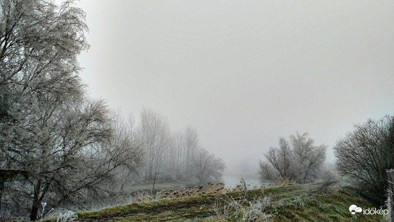 Köd uralja a tájat