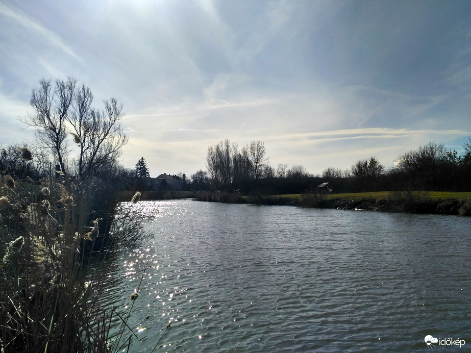 Amikor a tó felszínét a napfény csillogtatja