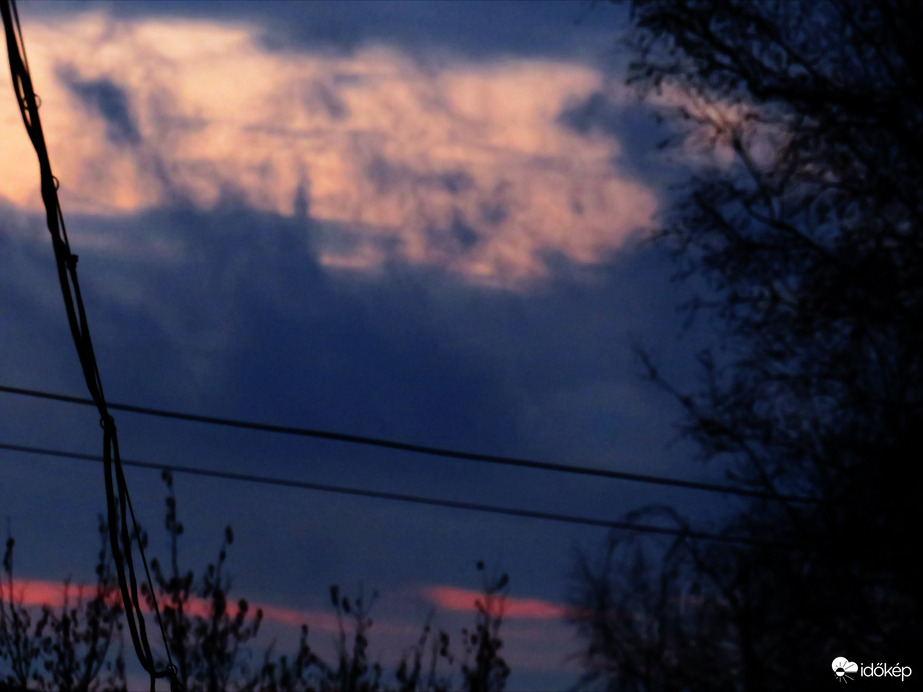 DÁNY, FELHŐKÉP NAPKELTE ELŐTT -- 2026 02 10