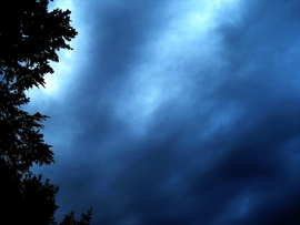 DÁNY, kb. 90 PERCCEL NAPKELTE ELŐTT, FELETTÜNK