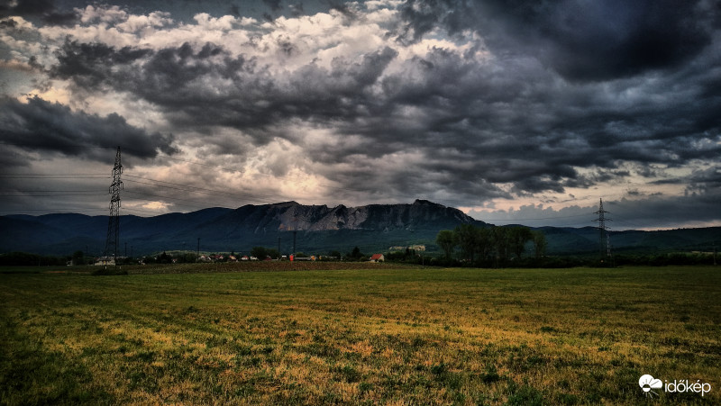 Kis esővel a tájon