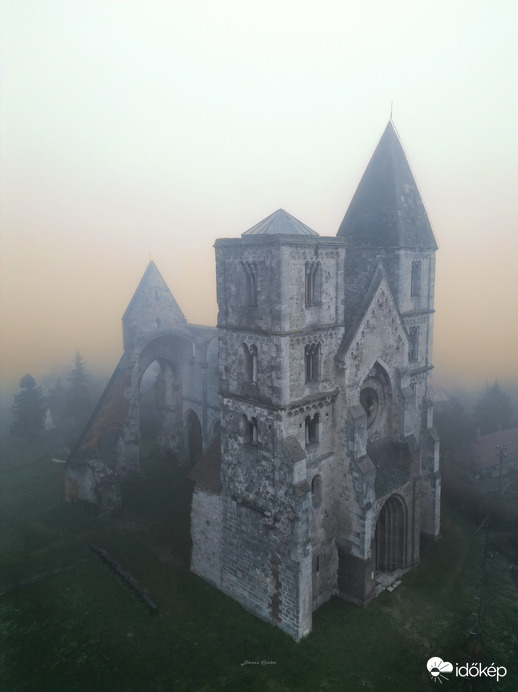 Ködös napkelte a zsámbéki romtemplomnál 