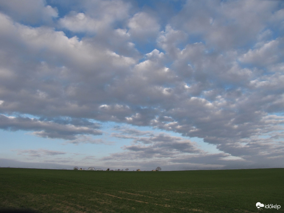 Megérkezett a hidegfront szakadozott felhősávja