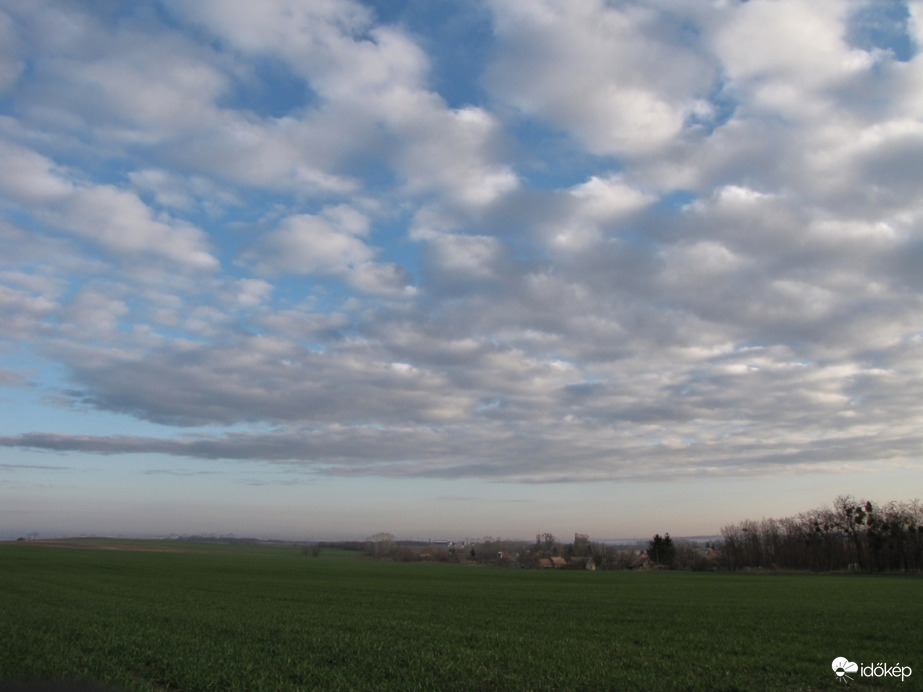 Megérkezett a hidegfront szakadozott felhősávja