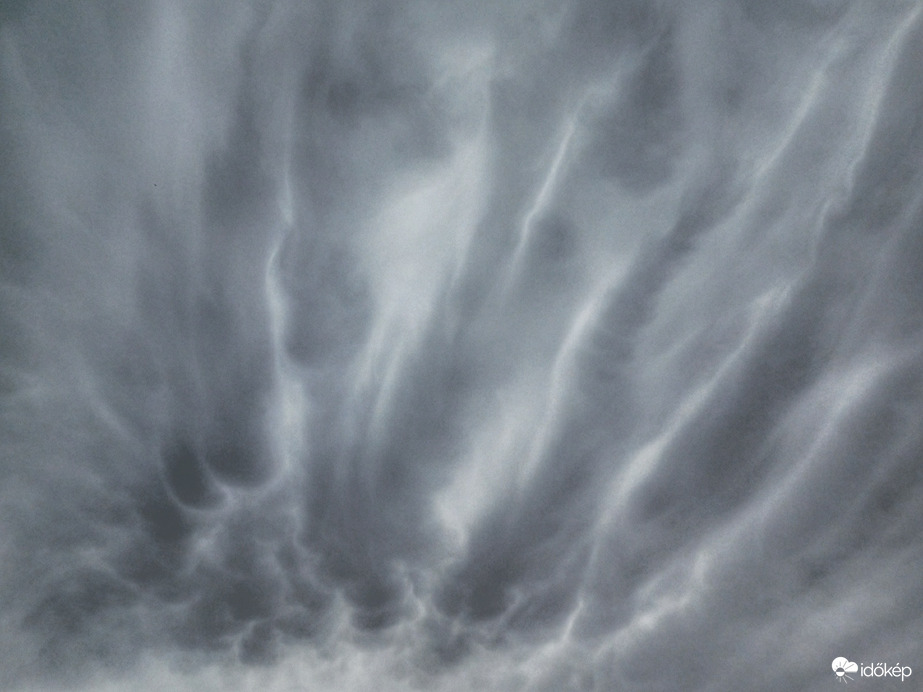 Mammatus felhőkkel vonult el a hidegfront!