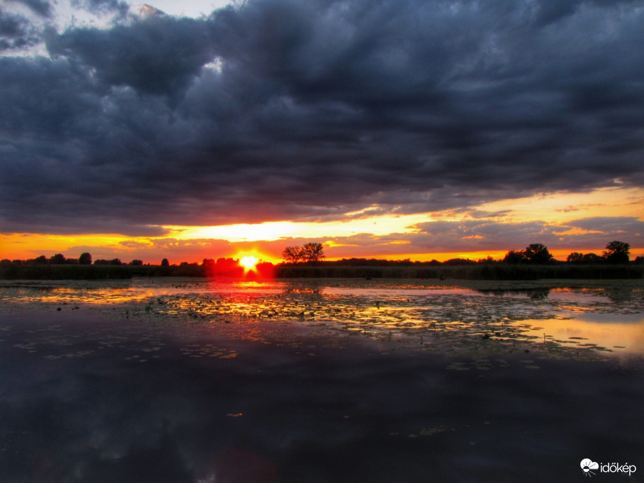 Felhősen tükröződő naplemente!