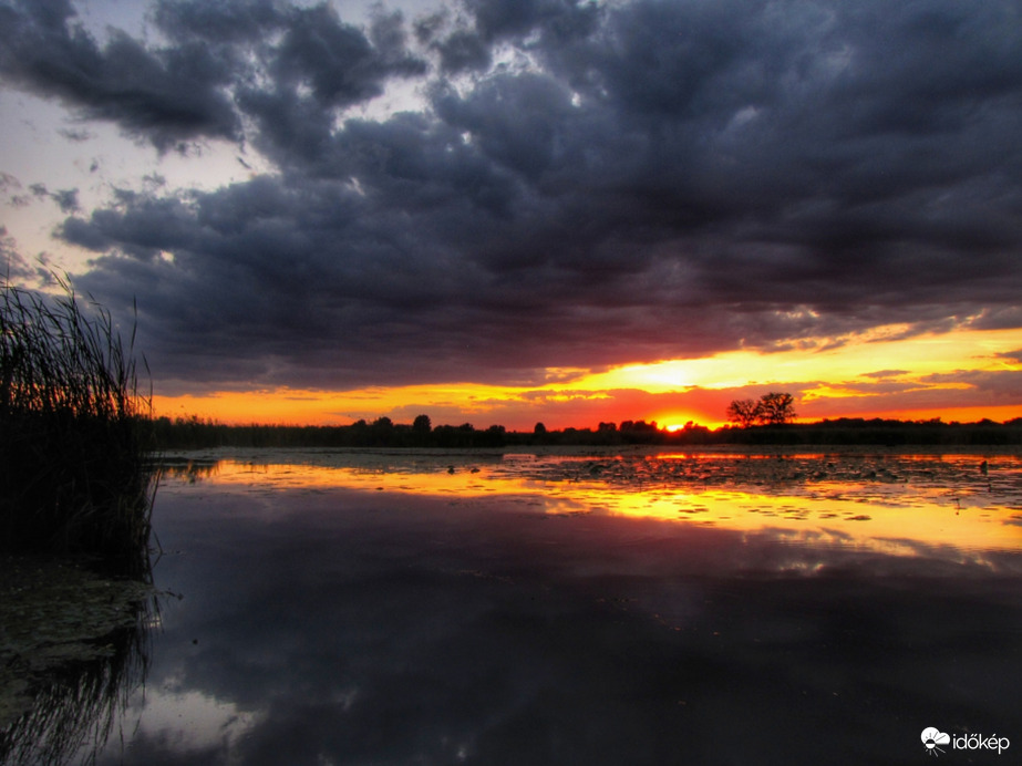 Felhősen tükröződő naplemente!