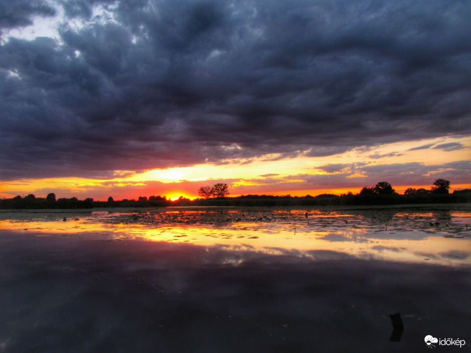 Felhősen tükröződő naplemente!