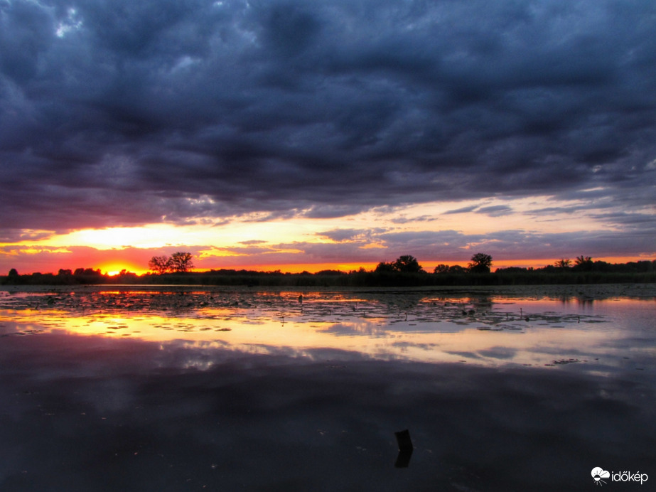 Felhősen tükröződő naplemente!