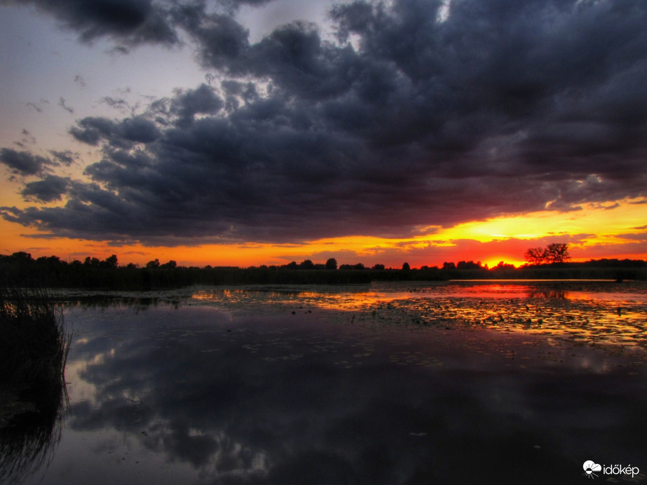 Felhősen tükröződő naplemente!