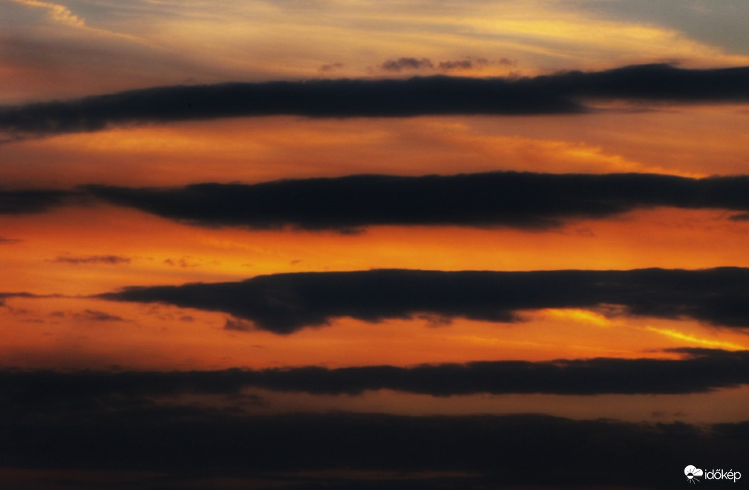 Felhőcsíkok a naplementében!