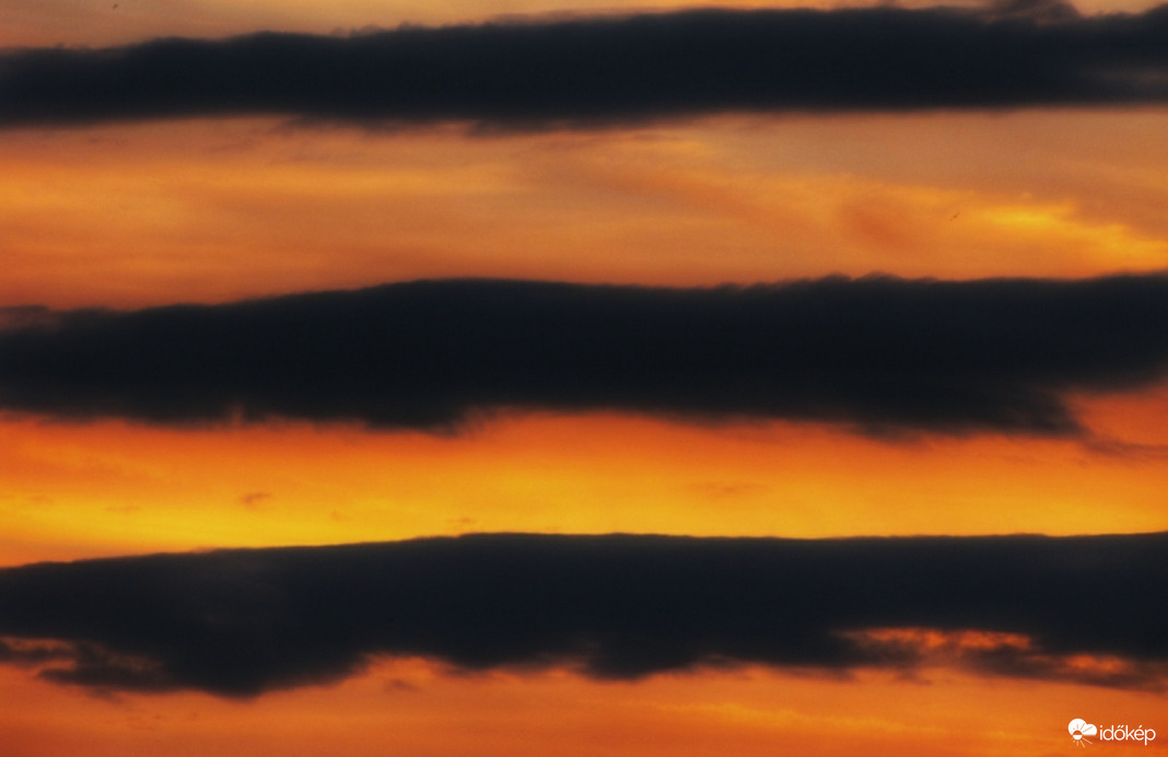 Felhőcsíkok a naplementében!