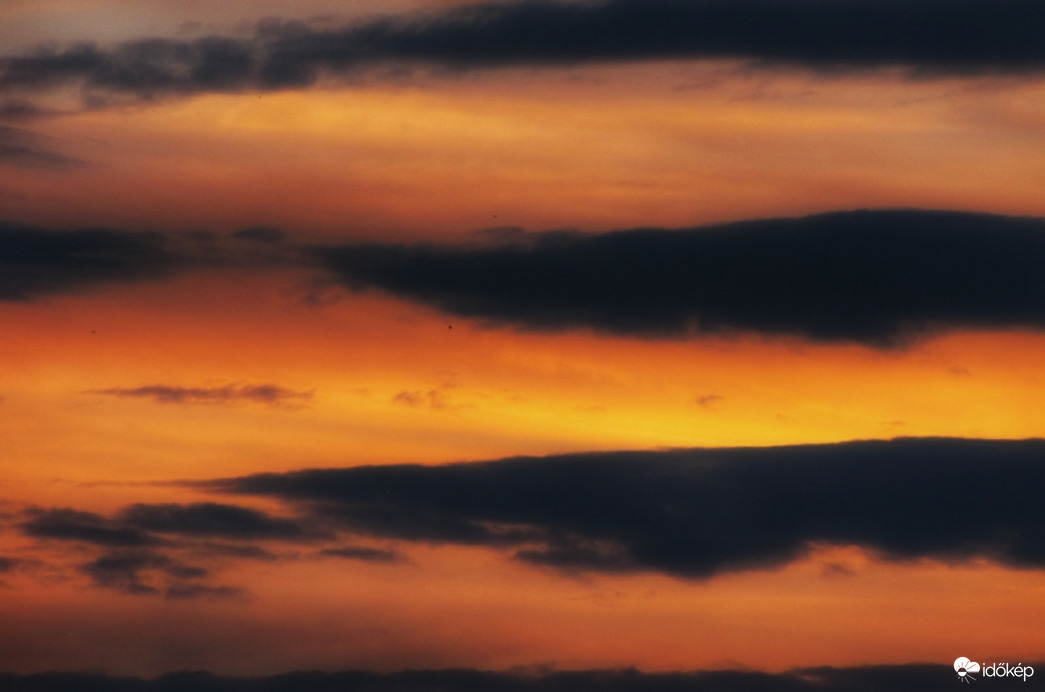 Felhőcsíkok a naplementében!