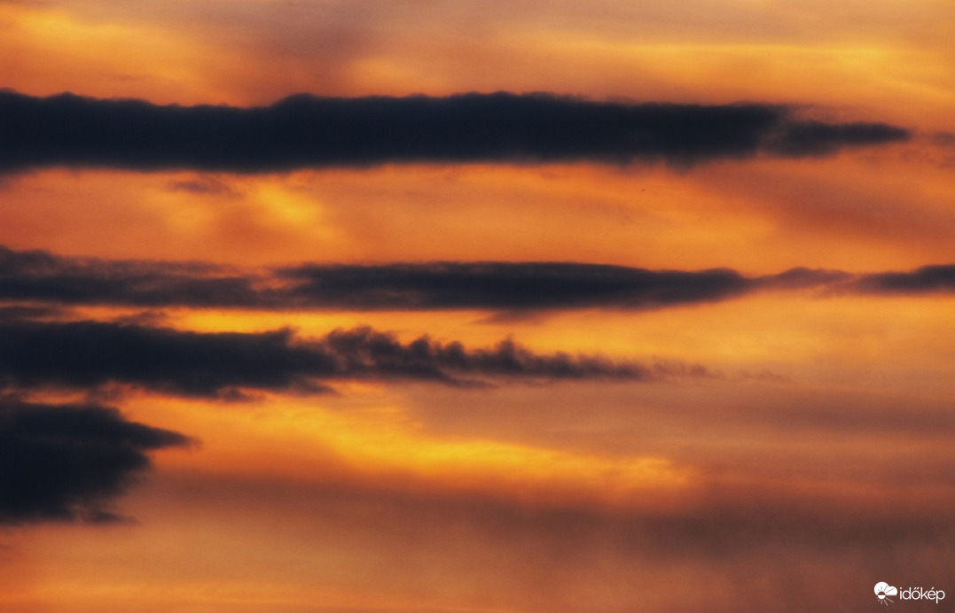 Felhőcsíkok a naplementében!