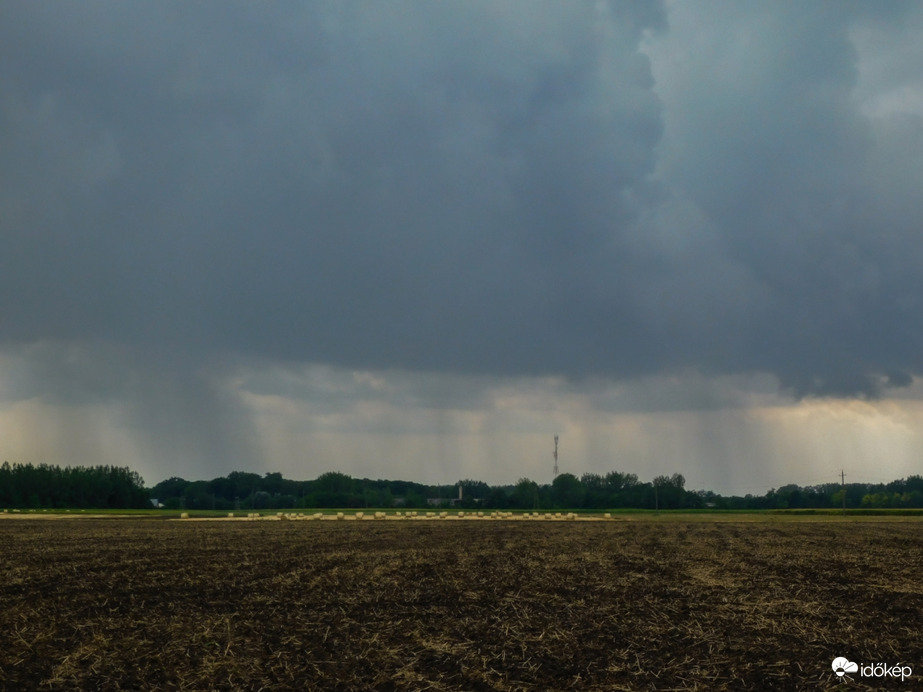 Esőfüggönyös zivatar!