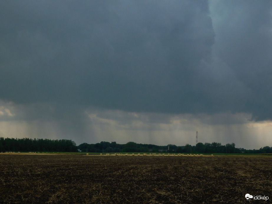 Esőfüggönyös zivatar!