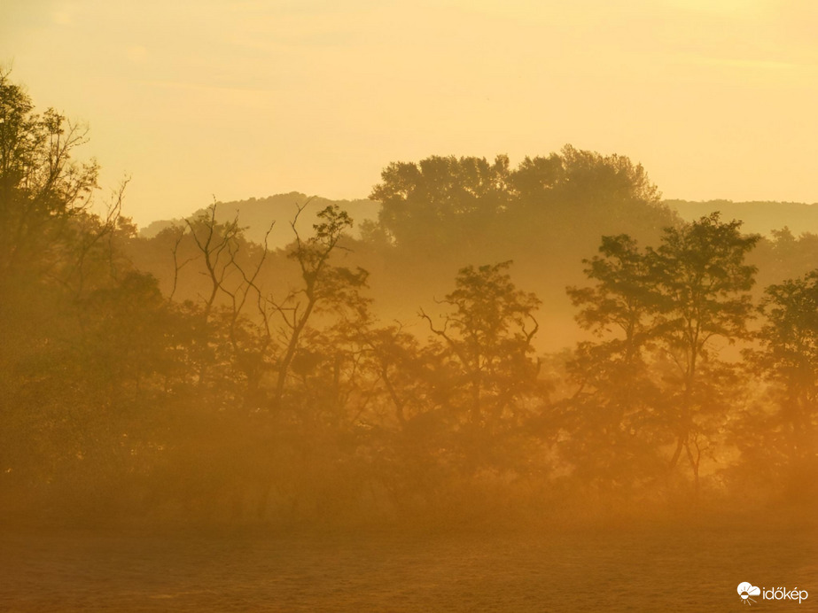 Párás, ködös napkelte 10.08