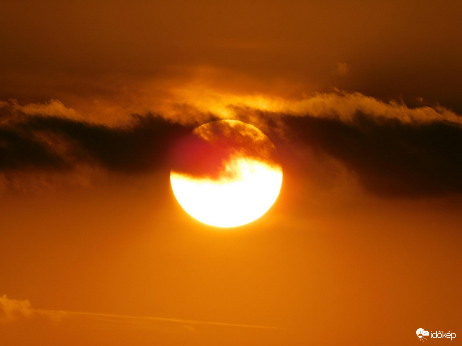 Bújkáló napkorong a naplementében