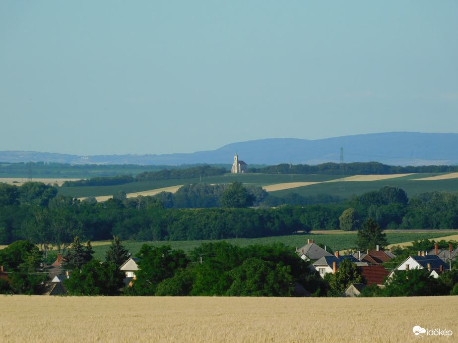 Háttérben a Vértes
