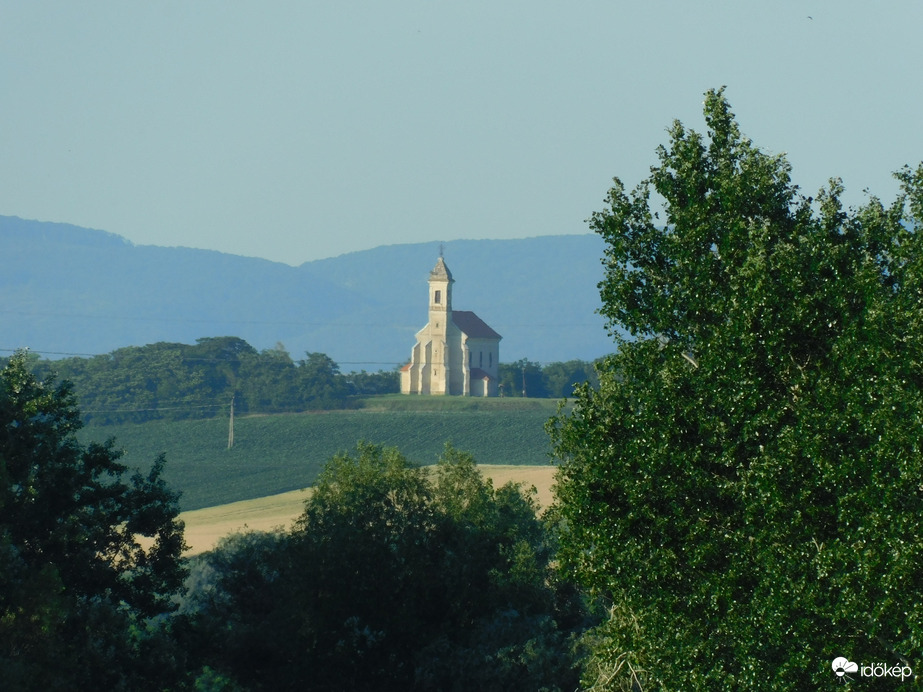 Háttérben a Vértes