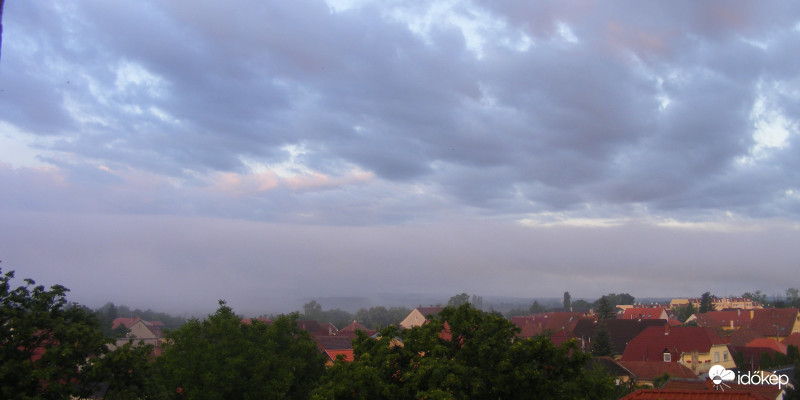 Ködfelhősáv napkeltekor