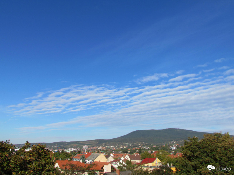 Délelőtti égbolt Pécs-Nyugaton