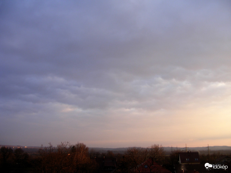 Pécs déli égbolt naplemente idején