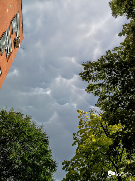 Mammatusok Budatétény felett