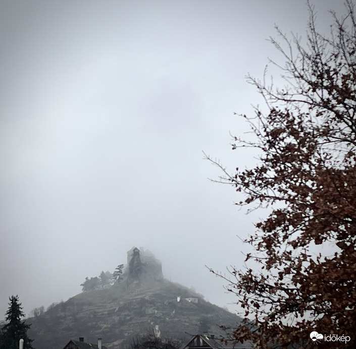 Ködbe borult vár.