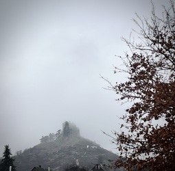 Ködbe borult vár.